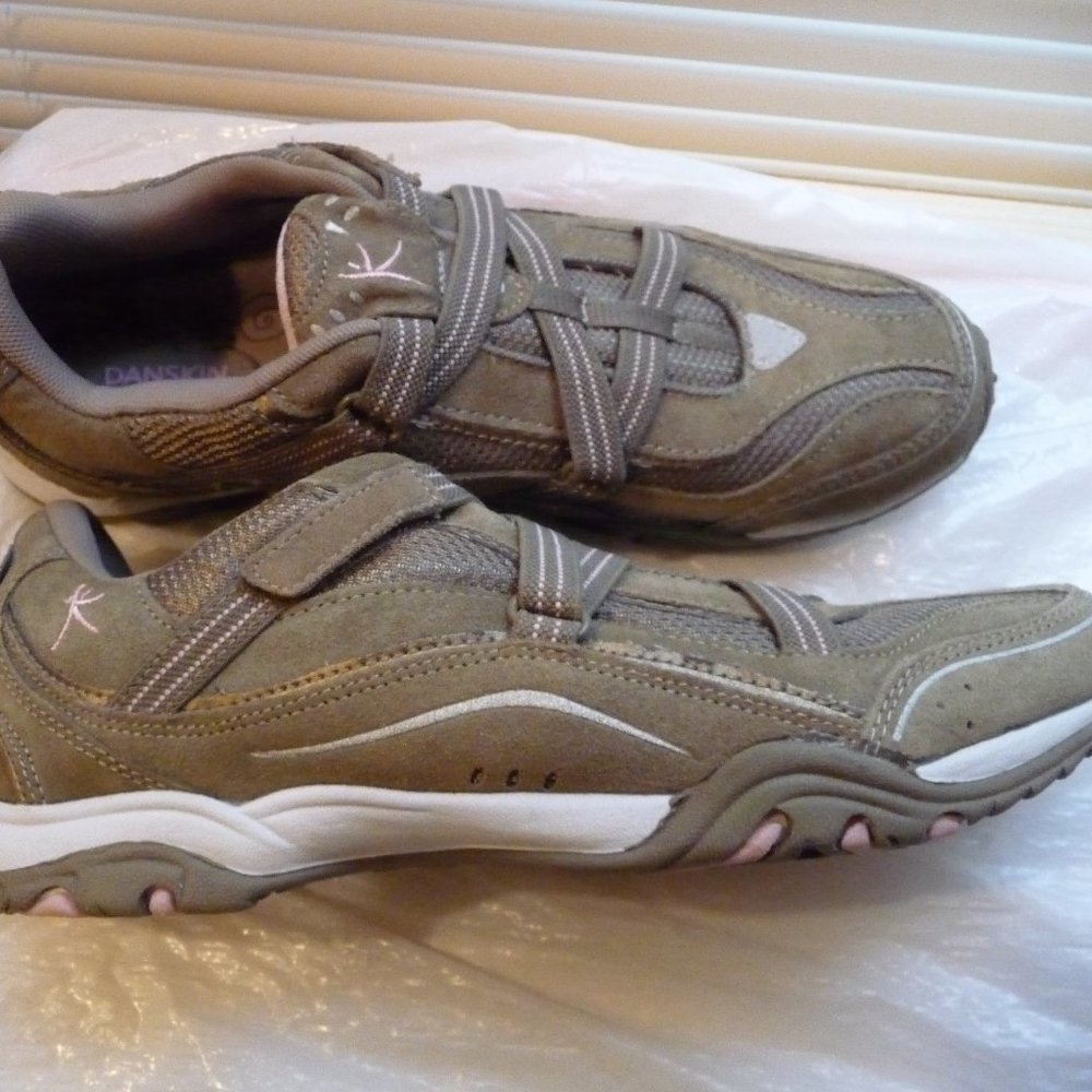 DANSKIN LINDSEY HOOK AND LOOP TAN PINK SUEDE  SNEAKERS SIZE 10 NEW NO BOX